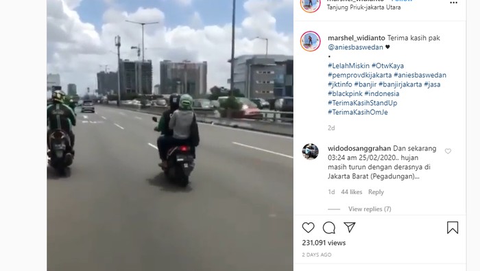 Pemotor lewat tol untuk hindari banjir