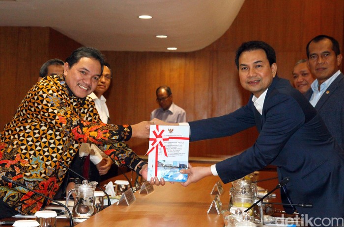 Anggota BPK Achsanul Qosasi bertemu dengan Wakil Ketua DPR RI Aziz Syamsuddin. Pertemuan itu untuk menyerahkan hasil pemeriksaan LPP TVRI dari BPK ke DPR.