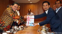 Anggota Badan Pemeriksa Keuangan (BPK) RI Achsanul Qosasi menyerahkan hasil pemeriksaan terhadap LPP TVRI kepada Wakil Ketua DPR RI Aziz Syamsuddin, Jakarta, Rabu (26/2/2020).