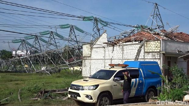 PLN Kerahkan Puluhan Personel Atasi Tower SUTT Roboh di Rembang