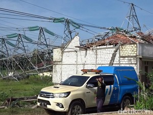 Rumah Tertimpa Tower PLN Roboh di Rembang, 2 Orang Dilarikan ke RS