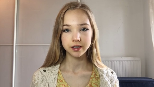 Greta sebelumnya mengatakan jika ia merasa takut jika dunia akan berakhir karena perubahan iklim dan meminta orang untuk cepat bertindak. Tapi gadis ini berpikir jika apa yang dilakukan Greta menakut-nakuti anak-anak kecil. Aku merinding ketika aku melihat anak-anak muda, terutama di acara Fridays For Future. Mereka berteriak dan mereka umumnya ketakutan. Mereka tidak ingin dunia berakhir, ujar Naomi kepada Washington Post. Foto: Facebook/YouTube Naomi Seibt