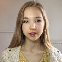 Greta sebelumnya mengatakan jika ia merasa takut jika dunia akan berakhir karena perubahan iklim dan meminta orang untuk cepat bertindak. Tapi gadis ini berpikir jika apa yang dilakukan Greta menakut-nakuti anak-anak kecil. Aku merinding ketika aku melihat anak-anak muda, terutama di acara Fridays For Future. Mereka berteriak dan mereka umumnya ketakutan. Mereka tidak ingin dunia berakhir, ujar Naomi kepada Washington Post. Foto: Facebook/YouTube Naomi Seibt