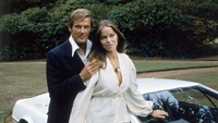 Ia pun beradu peran dengan Roger Moore. Dok. Ist