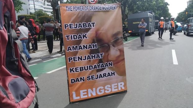 Spanduk massa aksi protes revitalisasi Monas-TIM dan banjir Jakarta di depan Balai Kota DKI