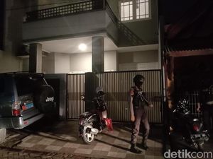 KPK Bawa Beberapa Koper dari Rumah Adik Ipar Nurhadi di Surabaya