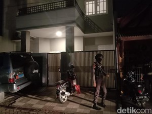 KPK Bawa Beberapa Koper dari Rumah Adik Ipar Nurhadi di Surabaya