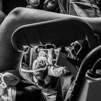 Salah satu pemenang kompetisi dari kategori Best In Delivery, diraih Alexandria Mooney dengan judul karyanya “Unmasking The Many Layers Of Birth”. Foto: Dok. Bored Panda/ International Association of Professional Birth Photographers