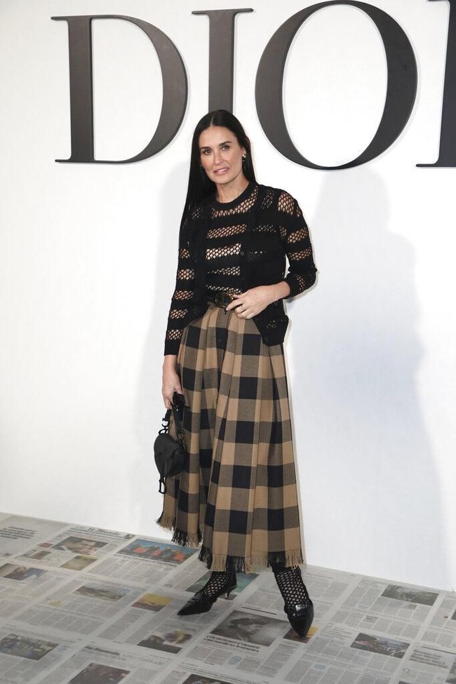 Meski sudah jarang bermain film, aktris Demi Moore masih sering muncul di berbagai acara besar. Ia menjadi salah satu tamu VIP di fashion show Christian Dior yang berlangsung saat Paris Fasion Week Fall 2020, Selasa (25/2/2020). (Foto: AP Photo)
