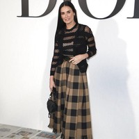 Meski sudah jarang bermain film, aktris Demi Moore masih sering muncul di berbagai acara besar. Ia menjadi salah satu tamu VIP di fashion show Christian Dior yang berlangsung saat Paris Fasion Week Fall 2020, Selasa (25/2/2020). (Foto: AP Photo)