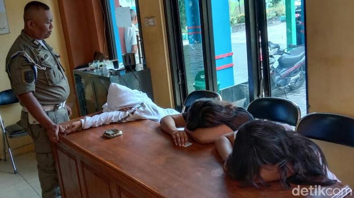 Meski siang bolong, praktik prostitusi di Situbondo tetap beroperasi. Satpol PP menjaring 4 PSK dan 2 di antaranya positif HIV.