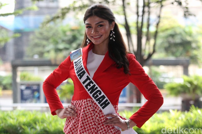 Inilah penampilan Jihane Almira saat menghadiri jumpa pers Puteri Indonesia 2020 di Grand Sahid Hotel, Jakarta, Rabu (26/2/2020). Hadir dalam balutan busana merah-putih dengan aksen motif batik kawung, Jihane Almira datang sebagai kontestan yang mewakili Provinsi Jawa Tengah.  Foto: Agung Pambudhy