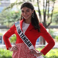 Inilah penampilan Jihane Almira saat menghadiri jumpa pers Puteri Indonesia 2020 di Grand Sahid Hotel, Jakarta, Rabu (26/2/2020). Hadir dalam balutan busana merah-putih dengan aksen motif batik kawung, Jihane Almira datang sebagai kontestan yang mewakili Provinsi Jawa Tengah.  Foto: Agung Pambudhy