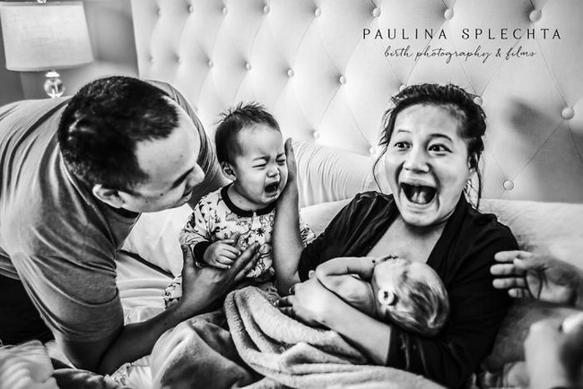 Foto bertajuk Reactions ini menampilkan ekspresi seluruh keluarga kecil setelah sang ibu melahirkan bayi bungsunya. Karya Paulina Splechta. Foto: Dok. Bored Panda/ International Association of Professional Birth Photographers