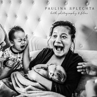 Foto bertajuk Reactions ini menampilkan ekspresi seluruh keluarga kecil setelah sang ibu melahirkan bayi bungsunya. Karya Paulina Splechta. Foto: Dok. Bored Panda/ International Association of Professional Birth Photographers