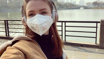Anastasiya bermasker saat pose di salah satu sudut kota Wuhan yang sekarang sangat sepi. Foto: Instagram