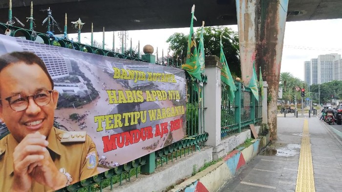 Spanduk sindiran ke Anies Baswedan soal banjir