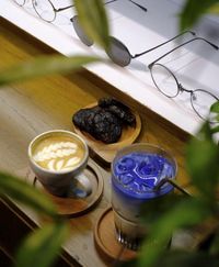 Gaya Keren Sandiaga Uno Pakai Kacamata Buatan Lokal