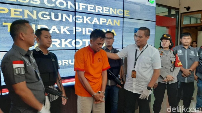 Satres Narkoba Polrestabes Palembang menangkap pengedar berikut barang bukti 700 gram sabu (Raja Adil Siregar/detikcom)