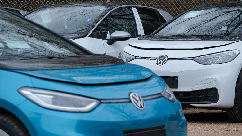 Intip Produksi Massal Mobil Listrik VW di Jerman Mobil listrik Volkswagen (VW) ID.3 mulai memasuki jalur produksi. Mobil berjenis hatchback ini akan diproduksi di fasilitas perakitan Volkswagen di Zwickau, Jerman.