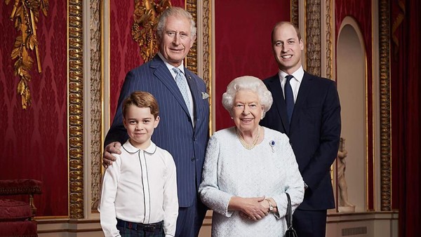 Potret Ratu Elizabeth II bersama penerusnya, Pangeran Wales (Pangeran Charles), Duke of Cambridge (Pangeran William, dan Pangeran George. Potret ini diunggah oleh akun Instagram resmi keluarga kerajaan pada 4 Januari 2020. Foto: (Instagram @kensingtonroyal)