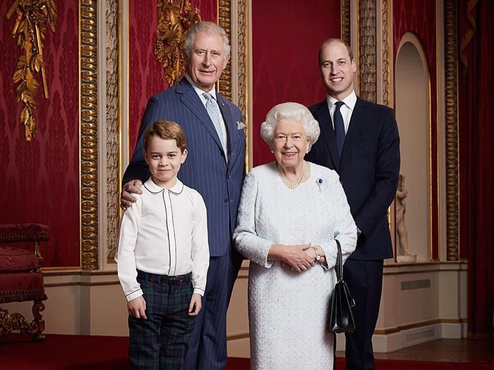 Ratu Elizabeth II LONDON, UNITED KINGDOM - DECEMBER 24: Queen Elizabeth II poses for a photo after she recorded her annual Christmas Day message, in the White Drawing Room at Buckingham Palace in a picture released on December 24, 2018 in London, United Kingdom. (Photo by John Stillwell - WPA Pool/Getty Images)