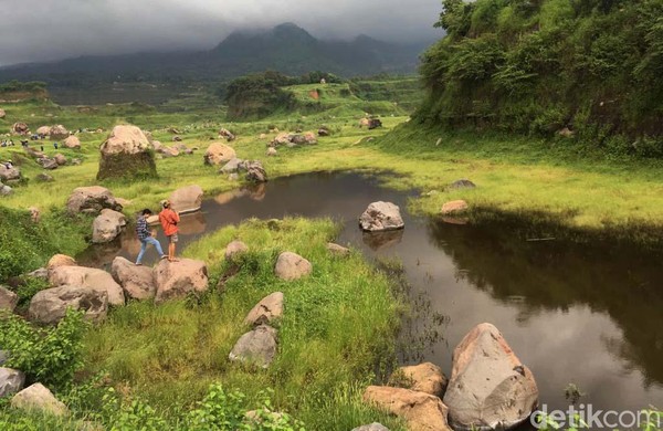 Salah seorang warga Ngoro, Ajeng, mengatakan padang rumput yang eksotis itu dulunya bekas tambang galian C. Dalam musim hujan tahun ini, lahan bekas tambang itu ditumbuhi rerumputan. Salah seorang warga Ngoro, Ajeng, mengatakan padang rumput yang eksotis itu dulunya bekas tambang galian C. Dalam musim hujan tahun ini, lahan bekas tambang itu ditumbuhi rerumputan.