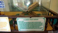 Di dalam masjid juga terdapat Al Quran yang ditulis tangan oleh Abdurrahman Stambul. Dia merupakan utusan kerajaan untuk belajar agama Islam hingga ke Timur Tengah. (Wahyu Setyo/detikTravel)