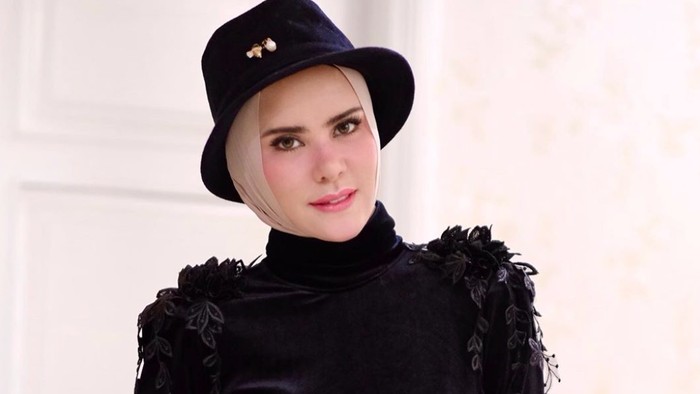 hijab topi ala Angel Lelga