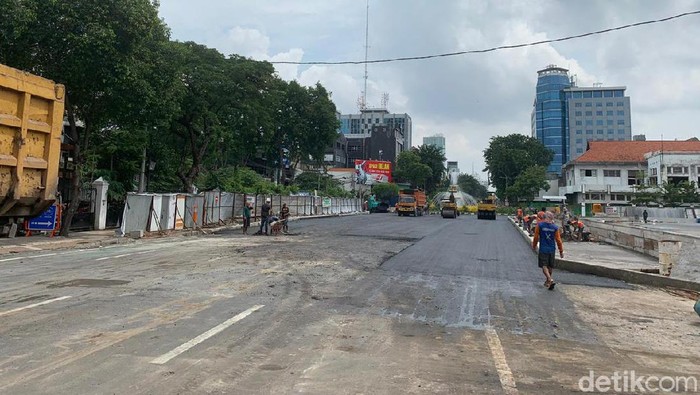 Jalan Yos Sudarso Surabaya bakal dibuka mulai 1 Maret mendatang. Namun yang dibuka hanya separuh jalan.