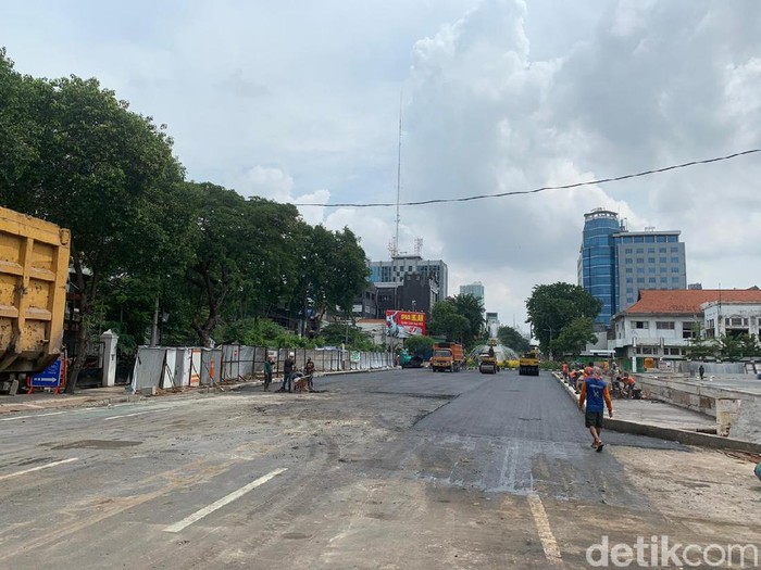 Jalan Yos Sudarso Surabaya bakal dibuka mulai 1 Maret mendatang. Namun yang dibuka hanya separuh jalan.