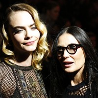 Demi Moore sempat juga berfoto dengan model Cara Delevingne. (Foto: AP Photo)