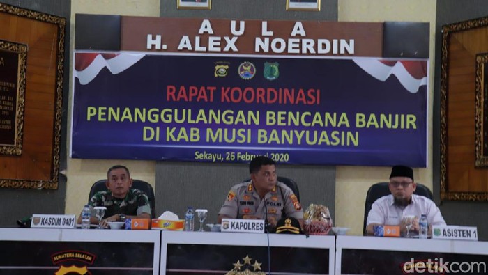 Pemkab, Polres dan Kodim saat rapat membahas penanggulangan banjir di Musi Banyuasin (Raja Adil Siregar/detikcom)