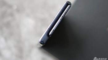 Penampakan ketika Mate Xs dilipat. Foto: Sina Mobile