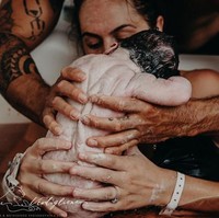 Kelahiran adalah genre fotografi yang sangat sulit dan sebagian besar fotografer ikut terbawa dalam suasana itu, kata Tammy Karin dari Little Leaping Photography yang pernah jadi salah satu finalis kompetisi pada 2018. Seperti tercermin dalam foto bertitel Weve Got You Baby! karya Belle Verdiglione ini. Foto: Dok. Bored Panda/ International Association of Professional Birth Photographers