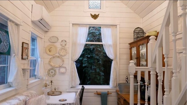 Walaupun memiliki luas yang tidak terlalu besar namun bagian dalam hotel rumah mini ini tetap terlihat nyaman dan cukup lengkap. Ruangan kamar terletak di lantai 2 rumah. Bagaimana menurutmu? Keren bukan? Foto: alino