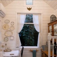 Walaupun memiliki luas yang tidak terlalu besar namun bagian dalam hotel rumah mini ini tetap terlihat nyaman dan cukup lengkap. Ruangan kamar terletak di lantai 2 rumah. Bagaimana menurutmu? Keren bukan? Foto: alino