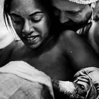 Air mata bahagia orangtua yang melahirkan sang bayi. Overflowing Love karya Barbara Aviz. Foto: Dok. Bored Panda/ International Association of Professional Birth Photographers
