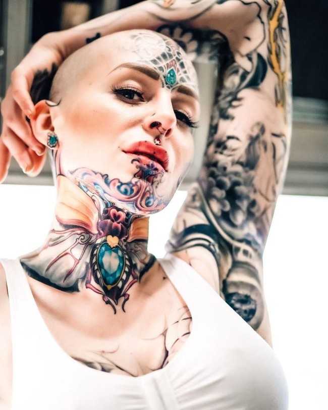 Cigno yang kini memangkas habis rambutnya hingga jadi botak juga melakukan tato di kepalanya. Penampilannya kini berbeda dengan ia beberapa tahun silam.  Foto: Instagram