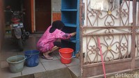 Bersih-bersih ini rutin dilakukan setiap warga terkena banjir.