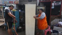 Peralatan elektronik juga tak luput dari banjir. Warga kemudian membersihkannya.