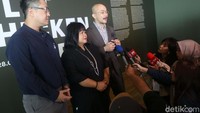Jon Tan - CEO (Decorative Paints) Nippon Paint Indonesia, bersama Aaron Seeto - Direktur Museum MACAN, dan Melati Suryodarmo: ‘Why Let the Chicken Run?’  berbincang usai Press Conference pembukaan pameran tunggal Melati Suryodarmo dan Julian Rosefeldt di Museum Macan. Melati merasa ini adalah momen yang sangat istimewa.