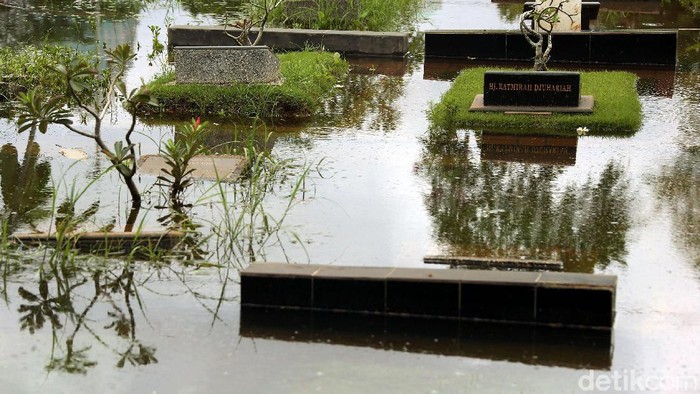 Banjir masih rendam sejumlah wilayah di Jakarta. Salah satunya kawasan TPU Karet Bivak, Jakarta Pusat. Berikut foto-fotonya.
