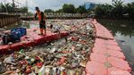 Bikin Mampet, Tumpukan Sampah di Sungai Mookervart Dibersihkan