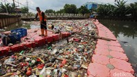 Sampah yang menumpuk ini terbawa banjir beberapa hari lalu.