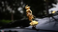  Mempermewah tampilan, sebuah patung miniatur Mercury dipasang pada bagian bonet. Patung itu dihasilkan melalui proses CNC dengan menggunakan emas asli 17,5 karat.Foto: News Zing