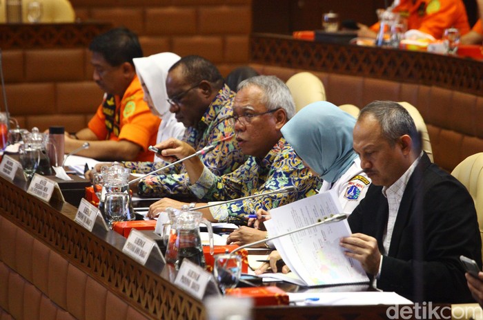 Tak Dihadiri Anies dan RK, DPR Tunda Rapat Bahas Banjir Jabodetabek Gubernur DKI Jakarta Anies Baswedan dan Gubernur Jabar Ridwan Kamil tidak menghadiri rapat dengar pendapat dengan Komisi V DPR. Rapat membahas banjir di Jabodetabek pun ditunda.