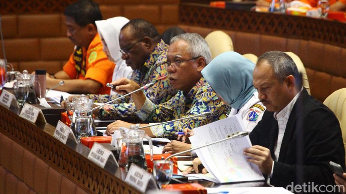Gubernur DKI Jakarta Anies Baswedan dan Gubernur Jabar Ridwan Kamil tidak menghadiri rapat dengar pendapat dengan Komisi V DPR. Rapat membahas banjir di Jabodetabek pun ditunda.