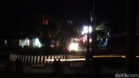 Jalanan tersebut merupakan jalan protokol wilayah kota Rembang. Termasuk di antara jalanan tersebut juga terdapat sejumlah traffic light yang kondisinya padam. Akibatnya, arus lalu lintas di jalanan tersebut semrawut.