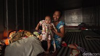 Sejak saat itulah Warga mulai mengungsi di peti kemas yang kosong apabila banjir datang.